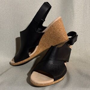 NWOT Clarks Lafley Joy Women’s Black Leather Wedge Sandals Size 7 1/2